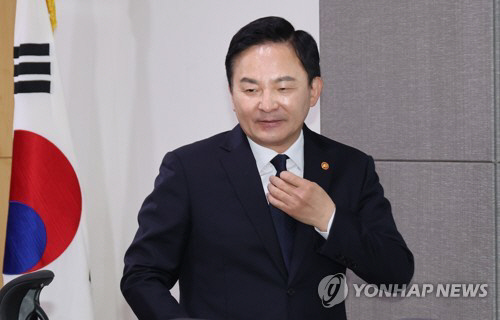원희룡 국토교통부 장관이 6일 오전 서울 여의도 국회 의원회관에서 열린 서울~양평 고속도로에 대한 가짜뉴스 관련 국민의힘 국토교통위원회 실무 당정협의회에 참석하고 있다. 연합뉴스